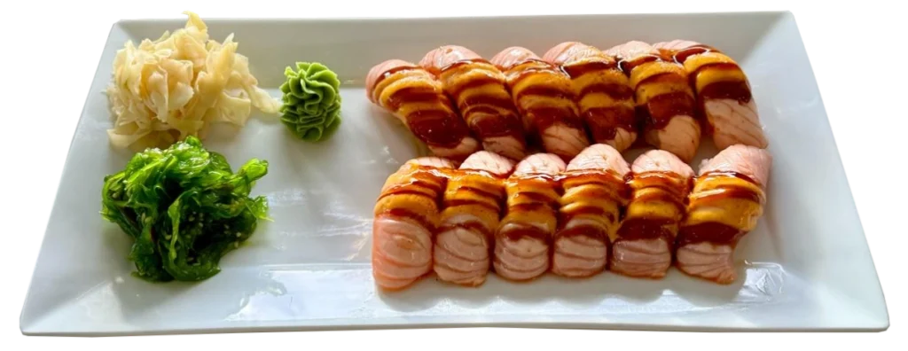 Sushi meny: Halstrad lax Serveras med chilimajonnäs, teriyakisås & toppad med lime. Sushi Botkyrka, Sushi Huddinge, Sushi Slagsta, Sushi Strängnäs, Sushi Flemingsberg.