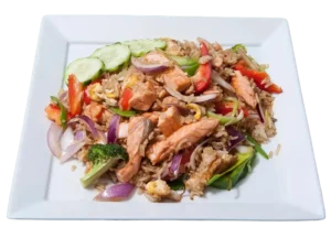 Lunch meny: Stekt Ris med lax med grönsaker och ris.